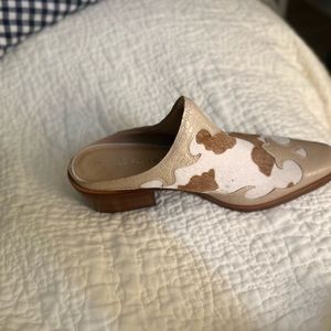 Donald Pliner Mules 9.5 NWB.
